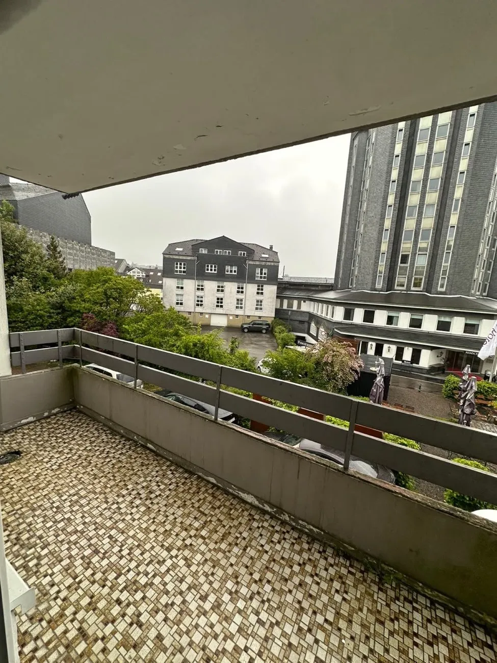 Leerer, aufgeräumter Balkon